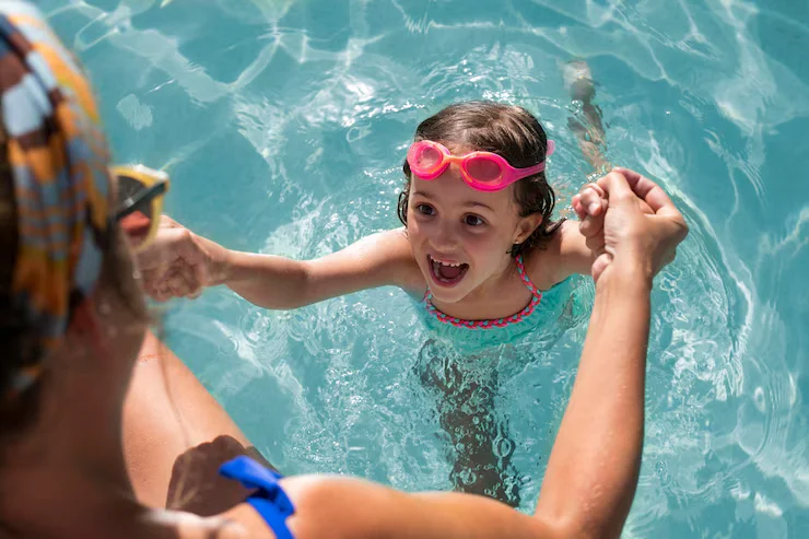 Niños aprendiendo natación en piscina privada en Madrid