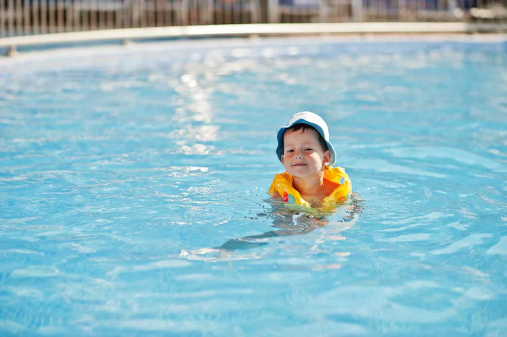 Programa de natación infantil con monitor titulado