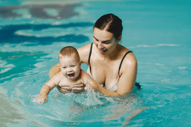 Ejercicios acuáticos lúdicos para niños con entrenador en casa